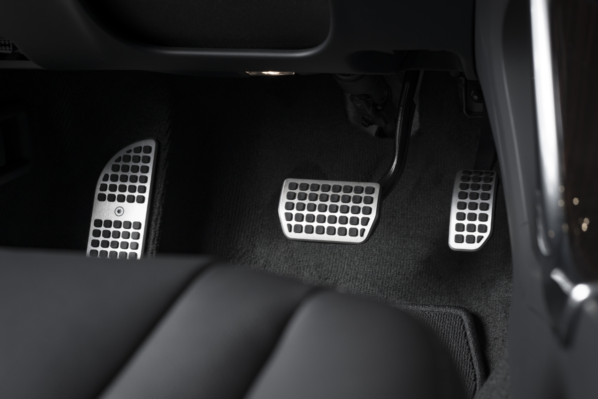 prikaz kvačila kočnice i gasa u automobilu, papučice