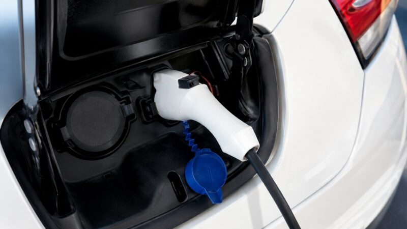Kabl za punjenje priključen na električni automobil tokom sporog kućnog punjenja baterije
