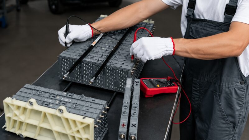 Serviser proverava module baterije električnog automobila pomoću instrumenta za merenje