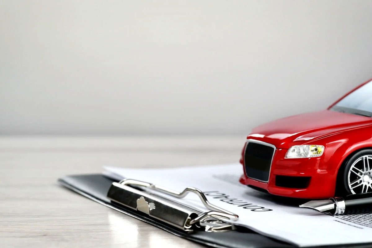 prikaz ugovora i automobila na njemu