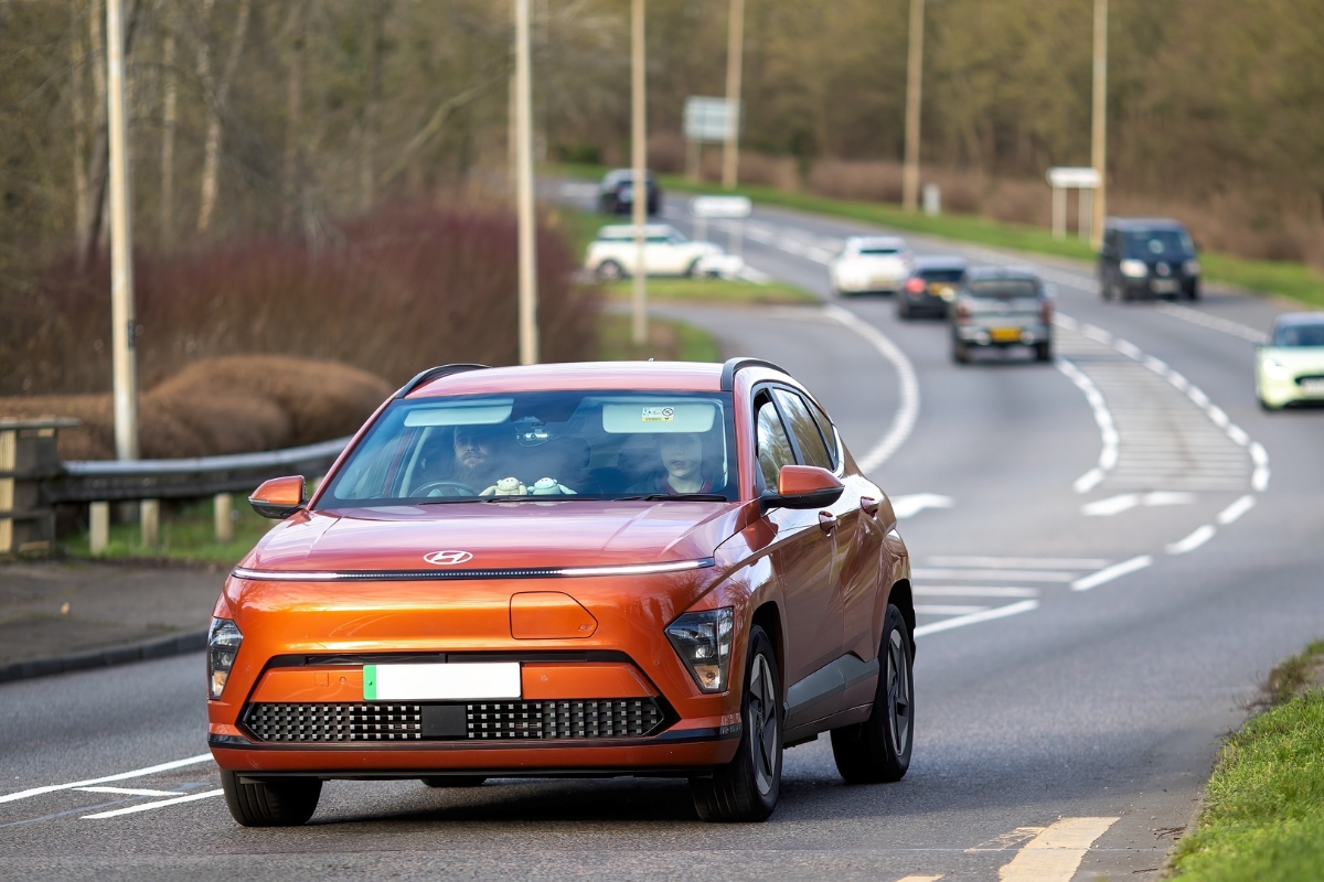 prikaz hyundai eletkričnog automobila na ulici narandžaste boje