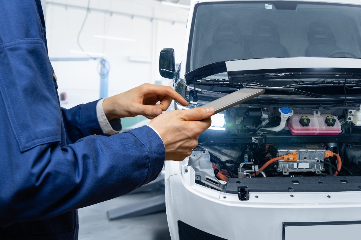električni automobil na servisu